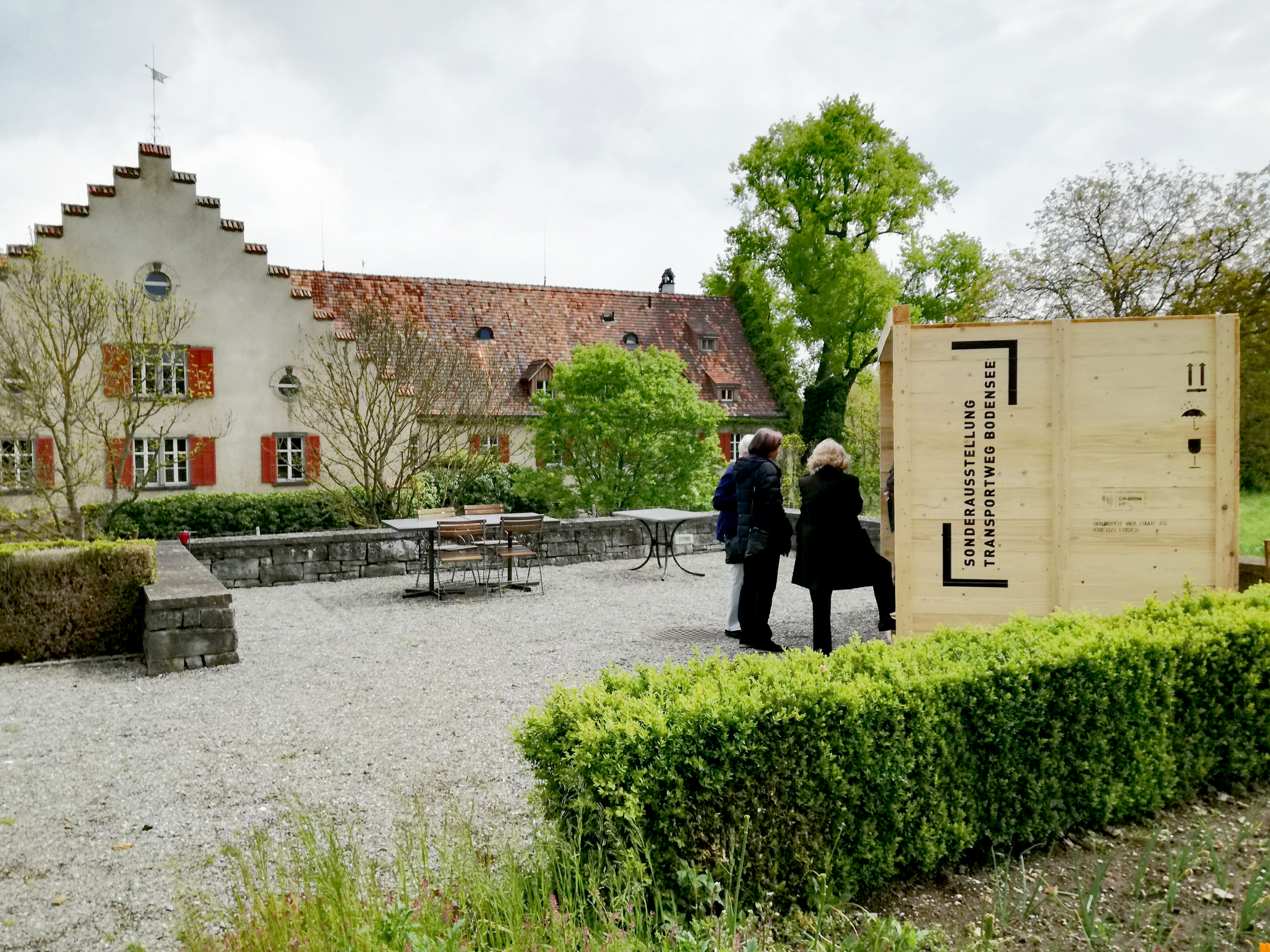 Wanderausstellung Kiste mit Besuchern
